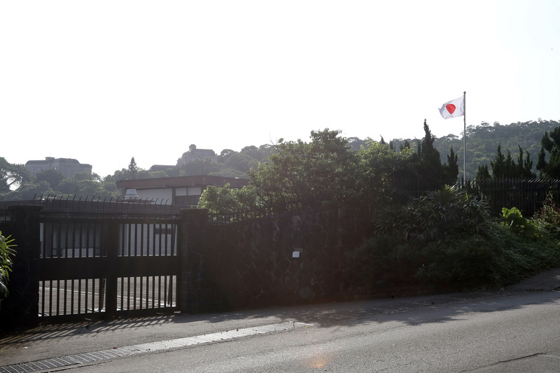 由近300名對台灣友好的日本國會議員組成的「日華議員懇談會」會長古屋圭司17日在網路發文寫道：「台北的日本台灣交流協會（相當於大使館）出入處開始升起日本國旗了。這是理所當然的事，但以前一直顧慮中國，所以沒懸掛。」不過，其文中所指應是位於台北仰德大道上的日本台灣交流協會代表官邸。 (圖：中央社)