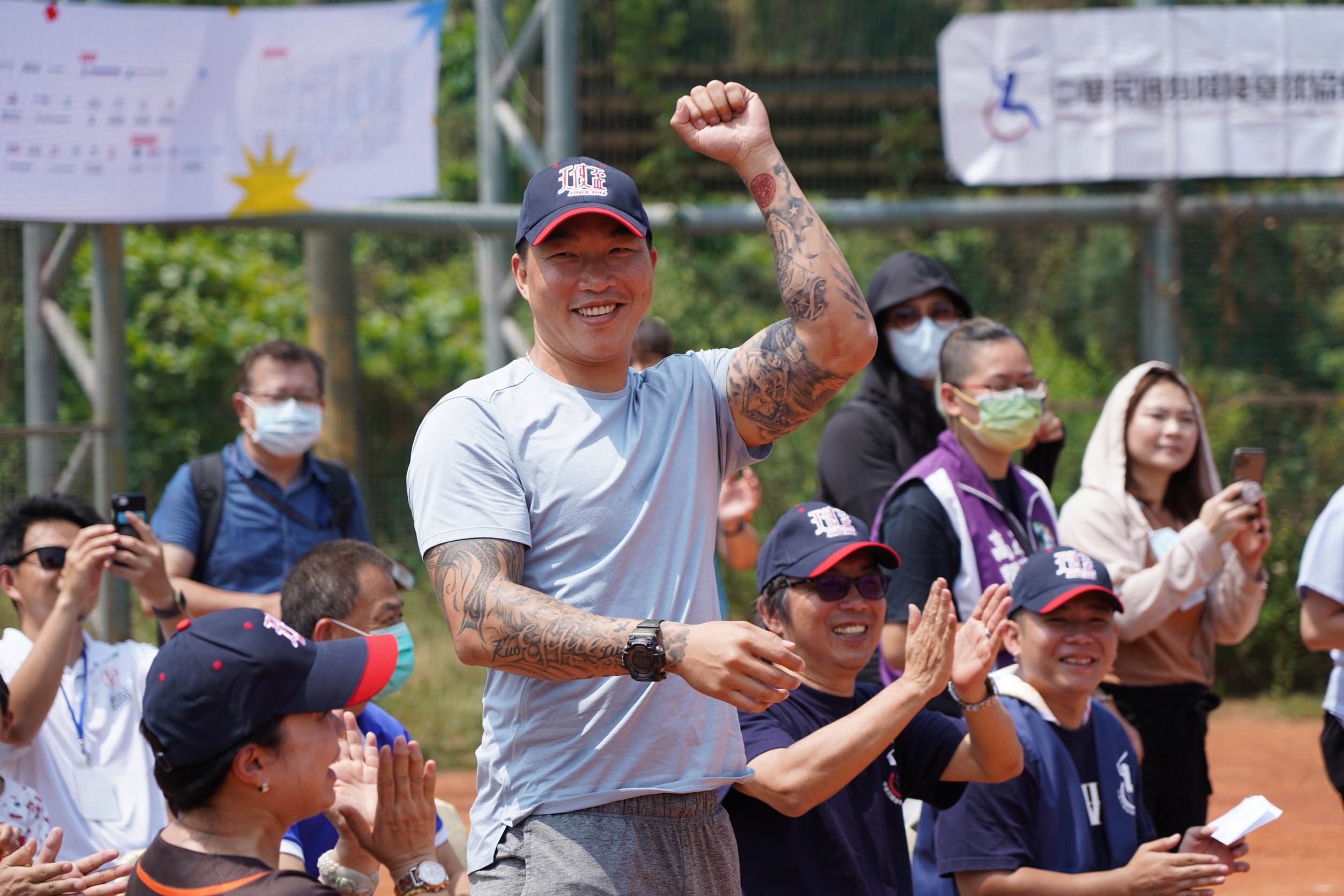 前旅美好手郭泓志17日再度為「天使盃」身障棒球賽站台，為身心障礙的孩子加油。(中華民國身障棒壘球協會提供)