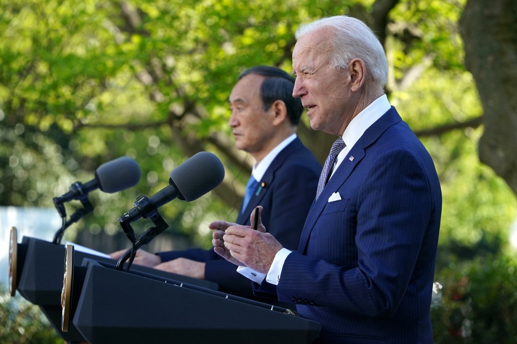 美國總統拜登(Joe Biden)16日在他任內的首場高峰會中，歡迎來訪的日本首相菅義偉(Yoshihide Suga)。(AFP)