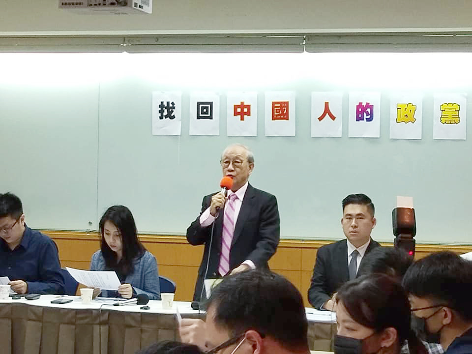 不滿新黨接受台北市議員李慶元回到新黨，新黨榮譽主席郁慕明宣布退回榮譽主席證書。（王韋婷攝）