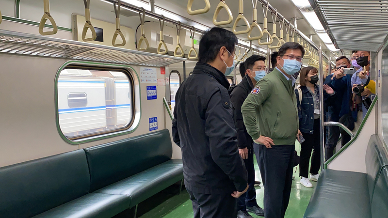台鐵太魯閣號事故地點清水隧道19日修復完成通車，即將卸任的交通部長林佳龍（前左2）一早搭乘首班區間車宣示安全。 (圖：中央社)