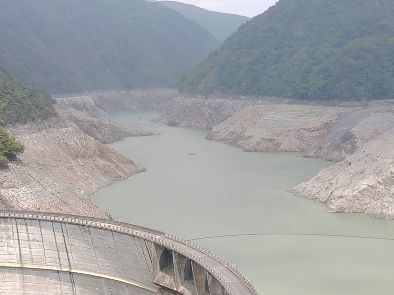 乾旱不雨，台中市和平區德基水庫水位持續下降，兩側山壁都已露出。（民眾提供） (圖：中央社)