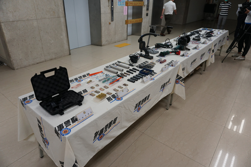 近年槍枝查獲數從2018年2,000餘枝，降為去年不到1,300枝。圖為警方查扣槍彈。(資料照/中央社)