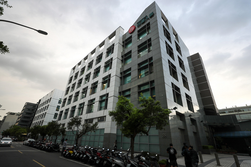 台灣蘋果新聞網8日宣布完成出售，蘋果日報台灣分公司代表人葉一堅今天(16日)表示，出售的公告是經過授權。圖為壹傳媒位於台北市內湖區的辦公大樓。 (圖：中央社)