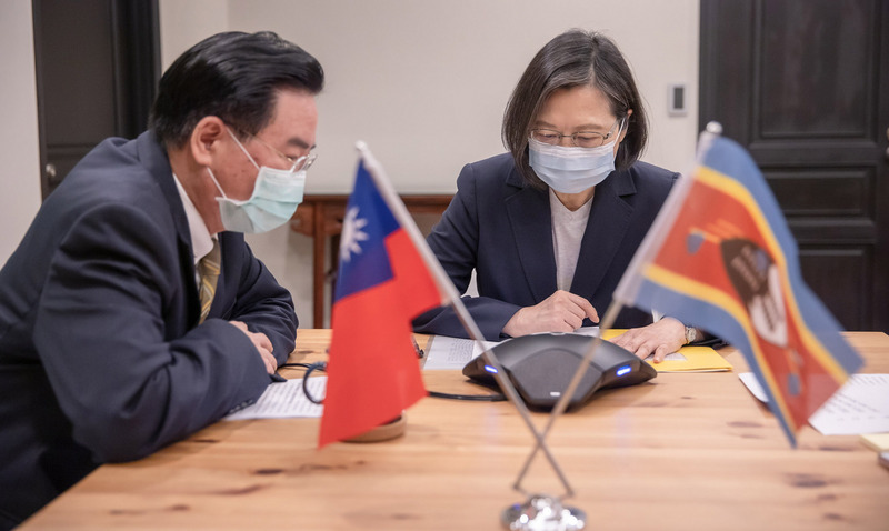總統蔡英文（右）與外交部長吳釗燮（左）致電友邦史瓦帝尼王國國王恩史瓦帝三世賀壽，期待台史持續深化合作、邦誼歷久彌堅。（總統府提供） (圖：中央社)