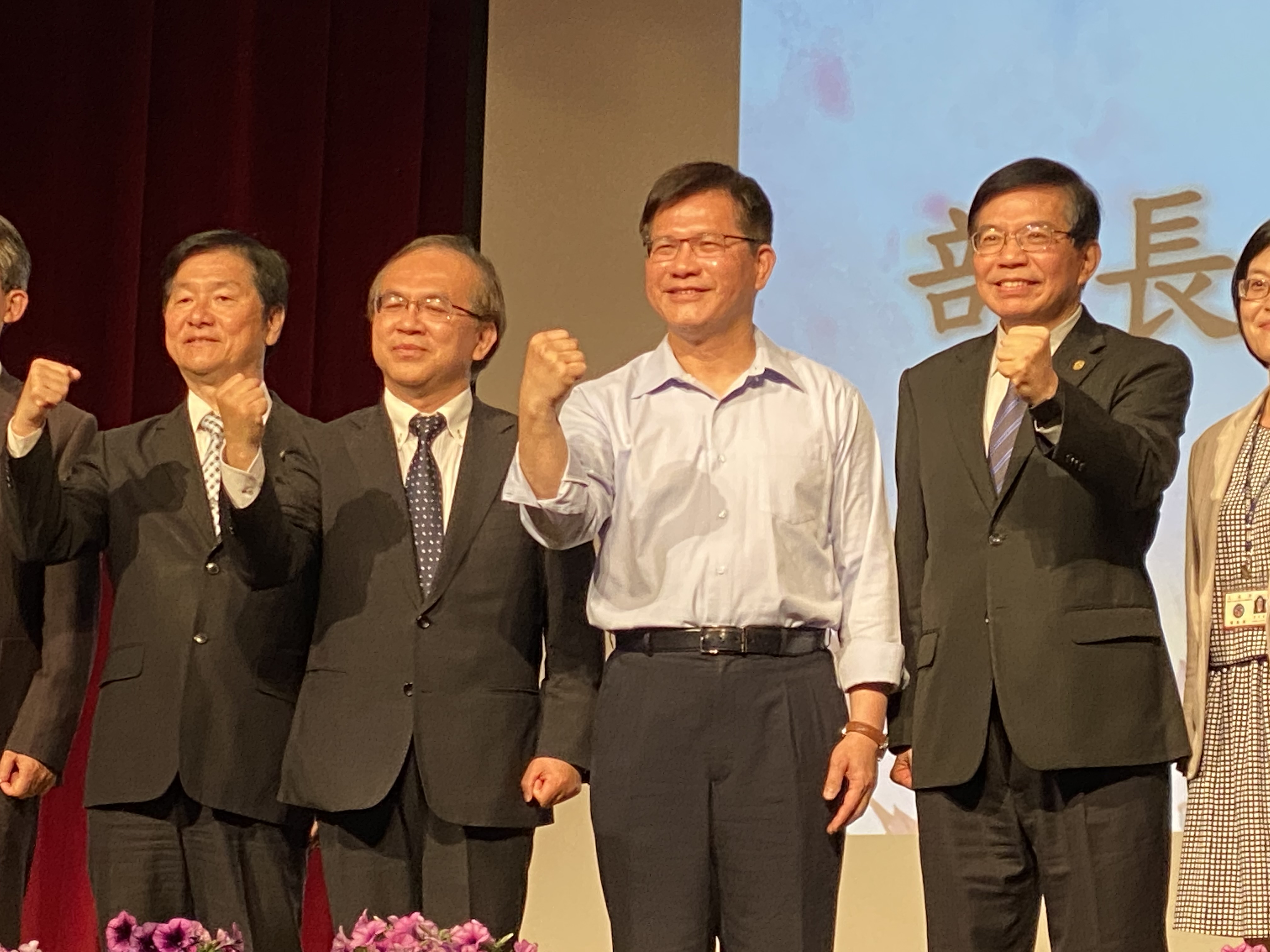 交通部19日舉行林佳龍部長歡送會，林佳龍(右2)與3名交通部次長，包括即將接掌交長的王國材(右)、陳彥伯(左2)和祁文中(左)合影。(吳琍君攝)