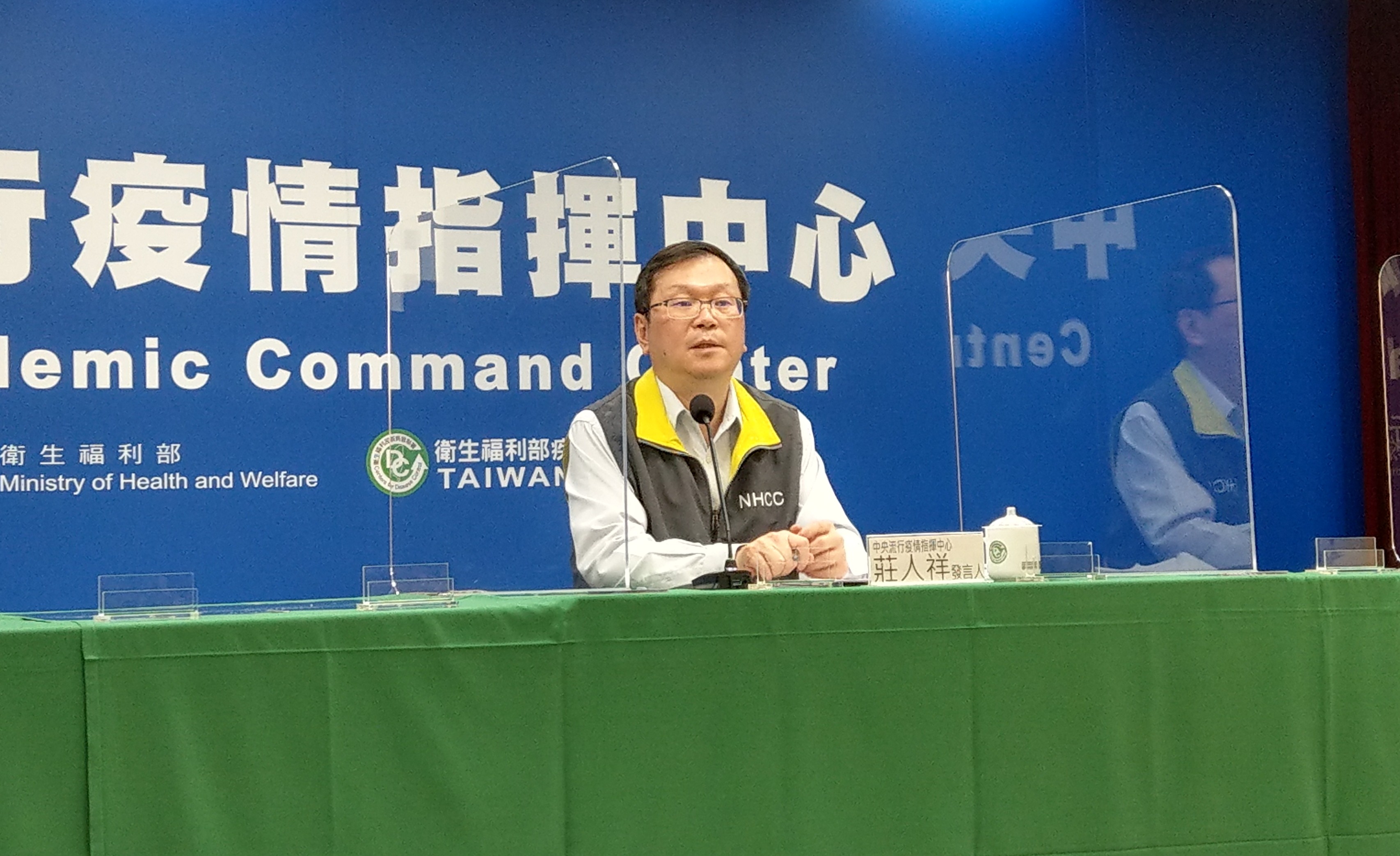 莊人祥表示，一名女性接種AZ疫苗後，才發現自己懷孕，產檢無胎心音，施打疫苗與死胎因果關係待釐清。(資料照/劉品希 攝)
