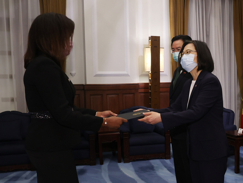 總統蔡英文（右）20日上午在總統府接受貝里斯新任駐台特命全權大使碧坎蒂（Candice Pitts）（左）呈遞到任國書。 (圖：中央社)
