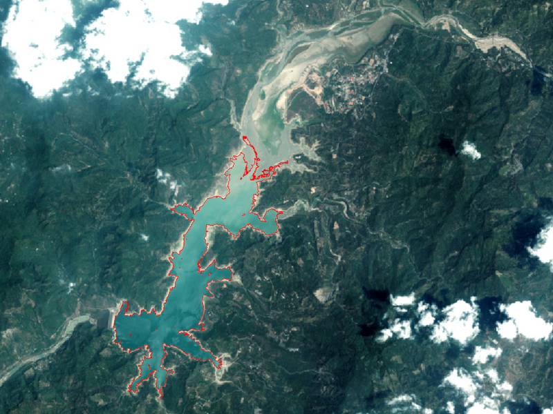 中央大學太空及遙測研究中心用衛星遙測監控曾文水庫，發現水體面積由108年9月的1714公頃減至110年4月的556公頃。（中大太遙中心提供） (圖：中央社)