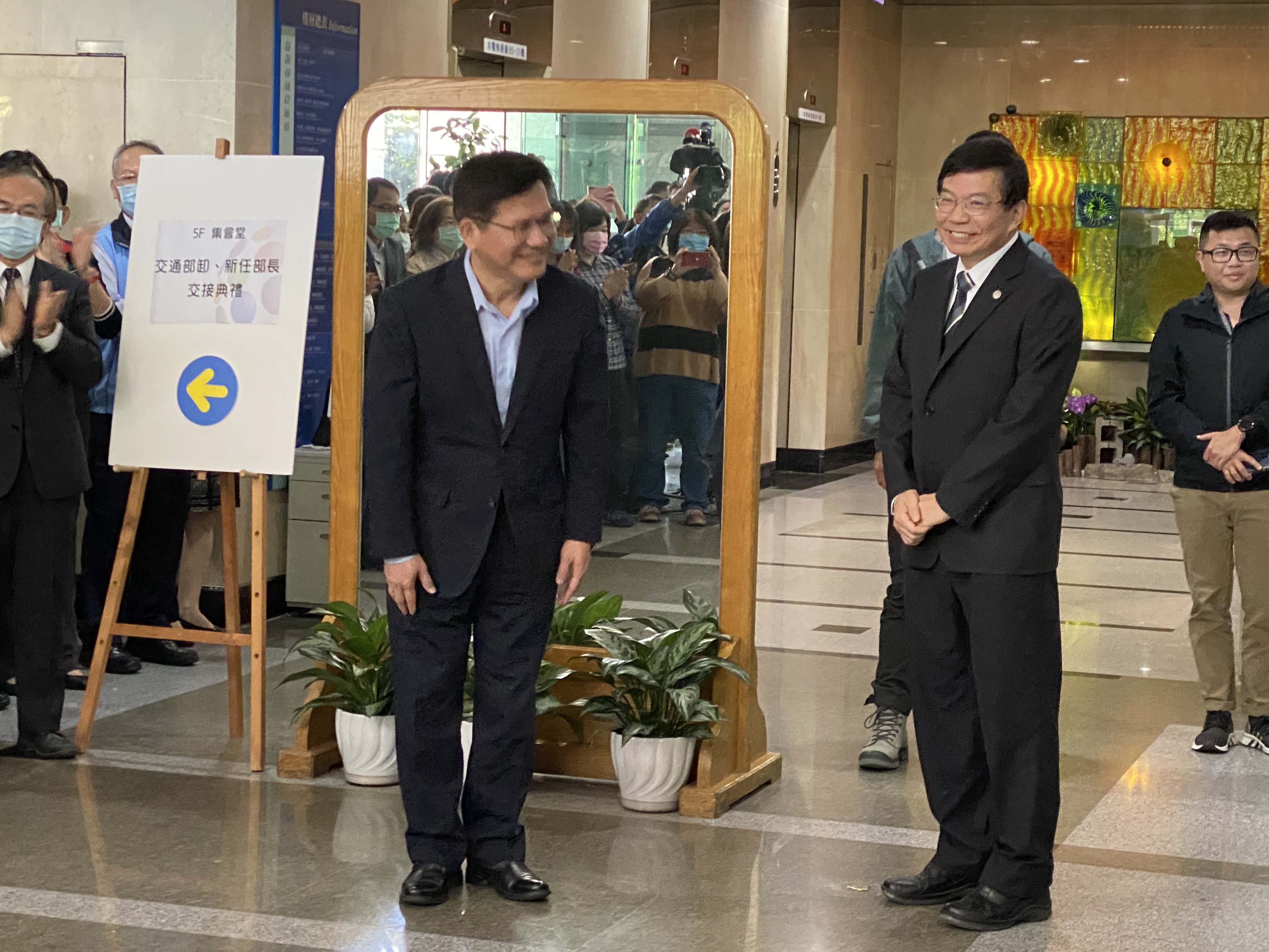 交通部今天(20日)舉行卸任交通部長林佳龍及新任交通部長王國材交接儀式，會後，王國材(右)親自送林佳龍(左)步出交通部大廳。(吳琍君攝)
