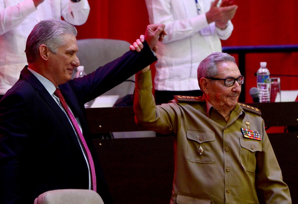 古巴總統狄亞士-卡奈(Miguel Diaz-Canel,左)19日取代勞爾．卡斯楚(Raul Castro,右)成為共產黨領導人。 (AFP)