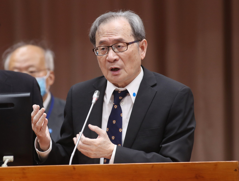 日本政府決議2年後將福島核廢水稀釋後排入海中，原能會主委謝曉星（前）21日在立法院明確表態，「除遺憾也表達反對」，站在專業立場，各國也會排放核廢水，但福島核災是幾百年一次，和日常的排放不能等量齊觀。 (圖：中央社)