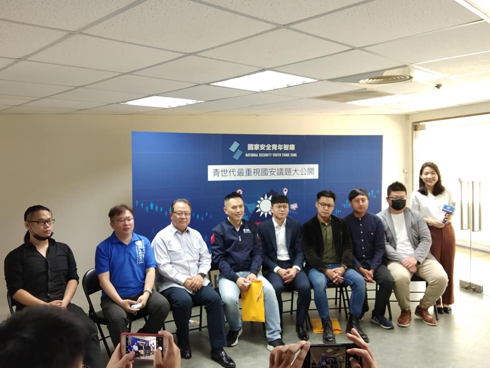 藍營青年組成國家安全青年智庫，包括台北市議員徐巧芯(右一)、國民黨青年團總團長陳柏翰(右三)、前新北市長朱立倫辦公室發言人凌濤(右五)都是發起人。(王韋婷攝)