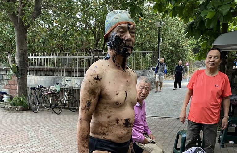有一群泳客日前在高雄西子灣晨泳上岸後，全身沾滿黑油漬，不僅昂貴泳衣報銷，一身油污也花很大功夫才清掉，質疑是無良船隻排放廢油。（民眾提供） (圖：中央社)