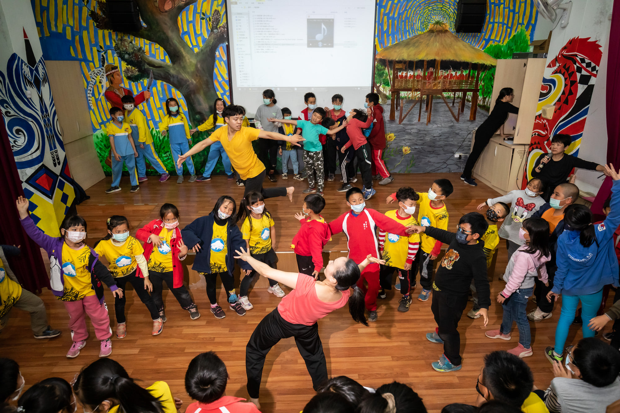 雲門舞蹈蒲公英計畫，預計三年內前進全台八成特偏鄉與極偏鄉小學示範講座與演出，播下舞蹈藝術種子。(李佳曄攝影／雲門提供)