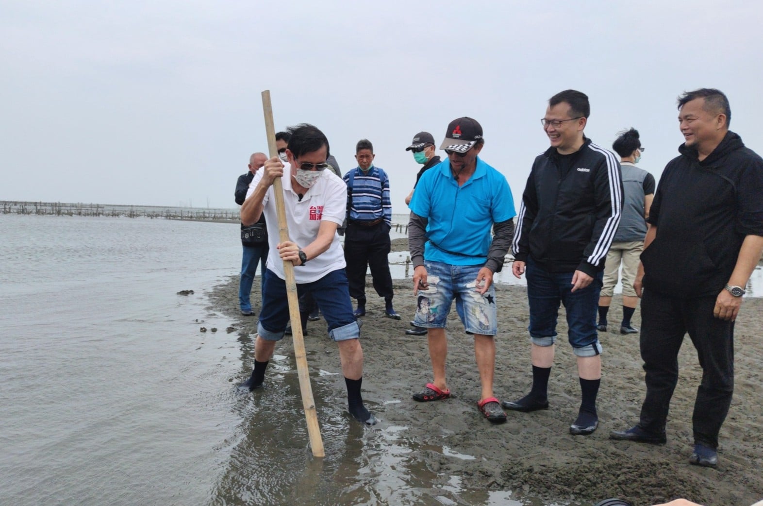 前總統馬英九日前重回彰化芳苑濕地，且在世界地球日回顧10年前停建國光石化的過程，並說值得政府處理藻礁議題參考。(取自馬英九臉書)