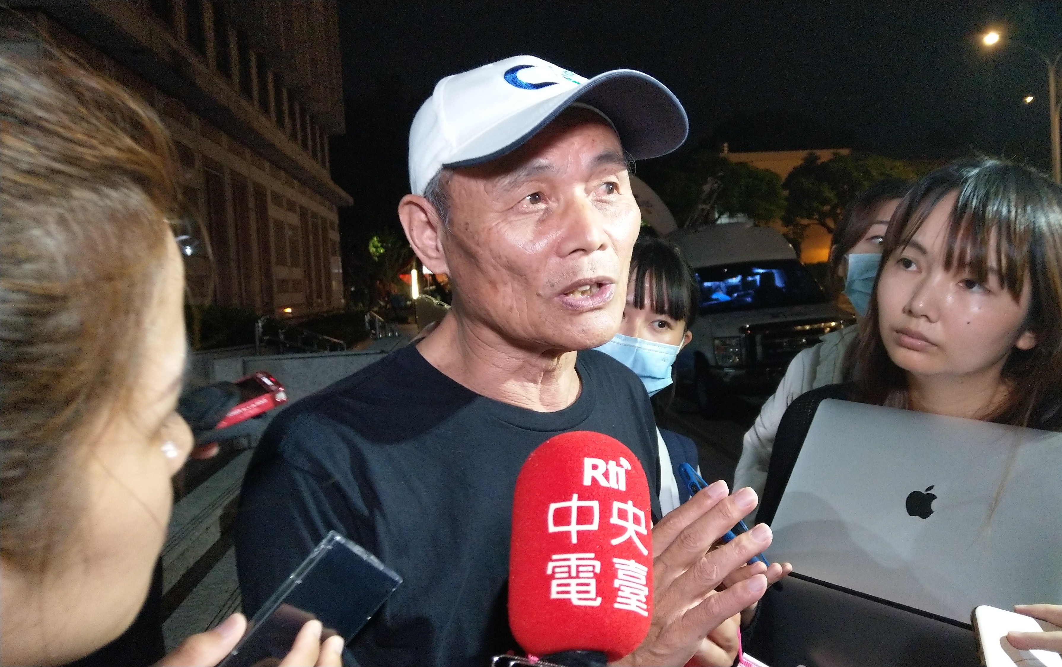 「珍愛藻礁」公投領銜人潘忠政（中）。(資料照片／劉品希 攝)