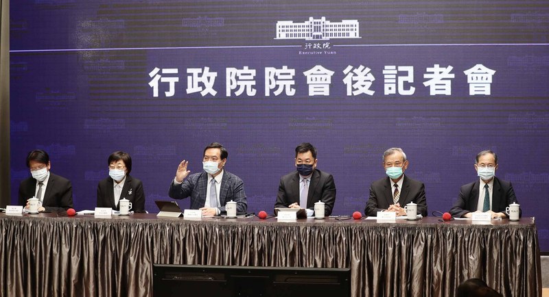 行政院發言人羅秉成（左3）22日主持行政院會後記者會，環保署副署長蔡鴻德（左）、財政部次長李慶華（左2）、主計總處副主計長蔡鴻坤（右）、法務部次長陳明堂（右2）、內政部次長陳宗彥（右3）出席。 (圖：中央社)