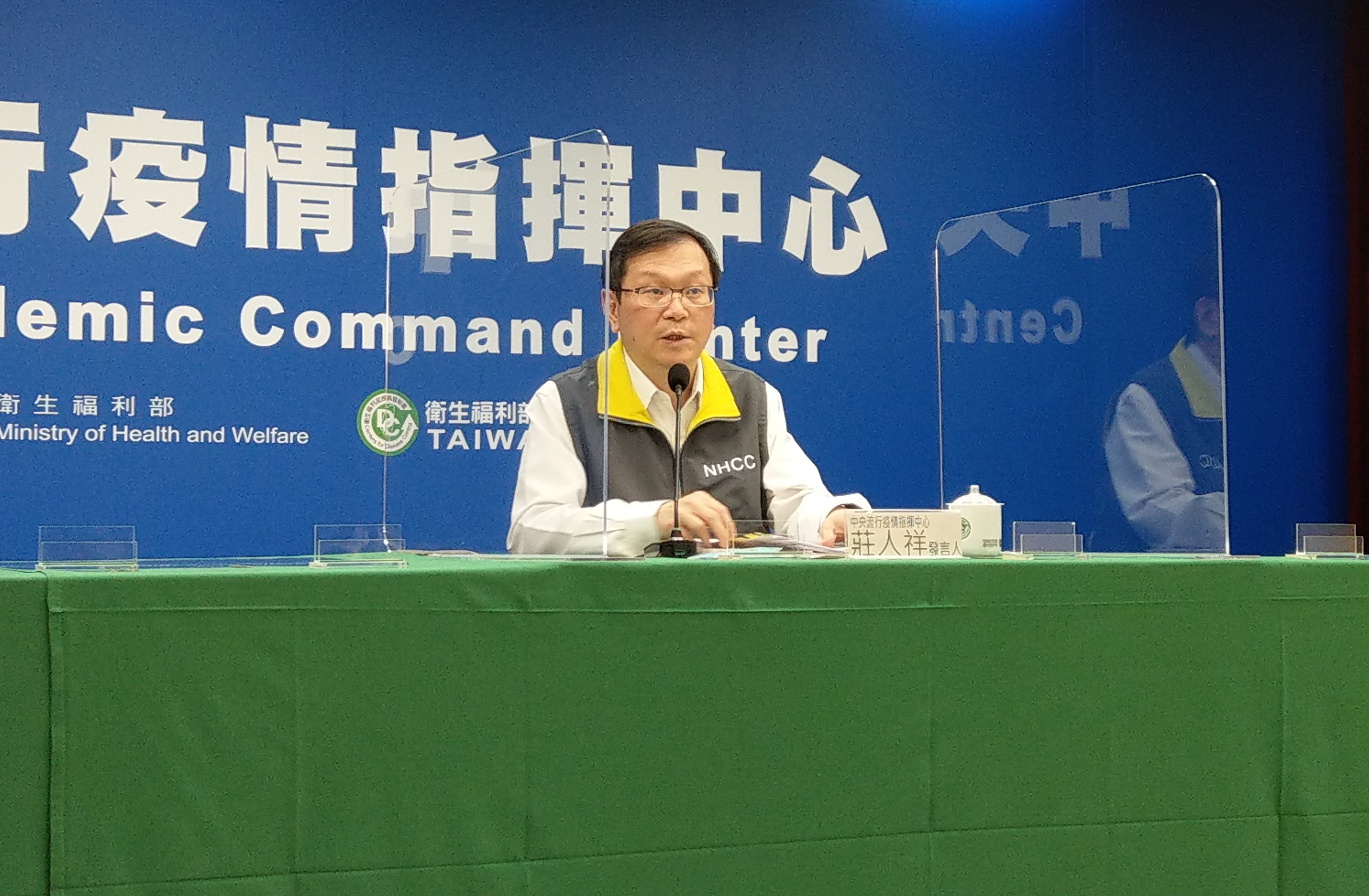 對於發生多名長輩混打事件，莊人祥15日表示，一般的接種站仍可透過VPN查詢接種紀錄。(資料照/劉品希 攝)
