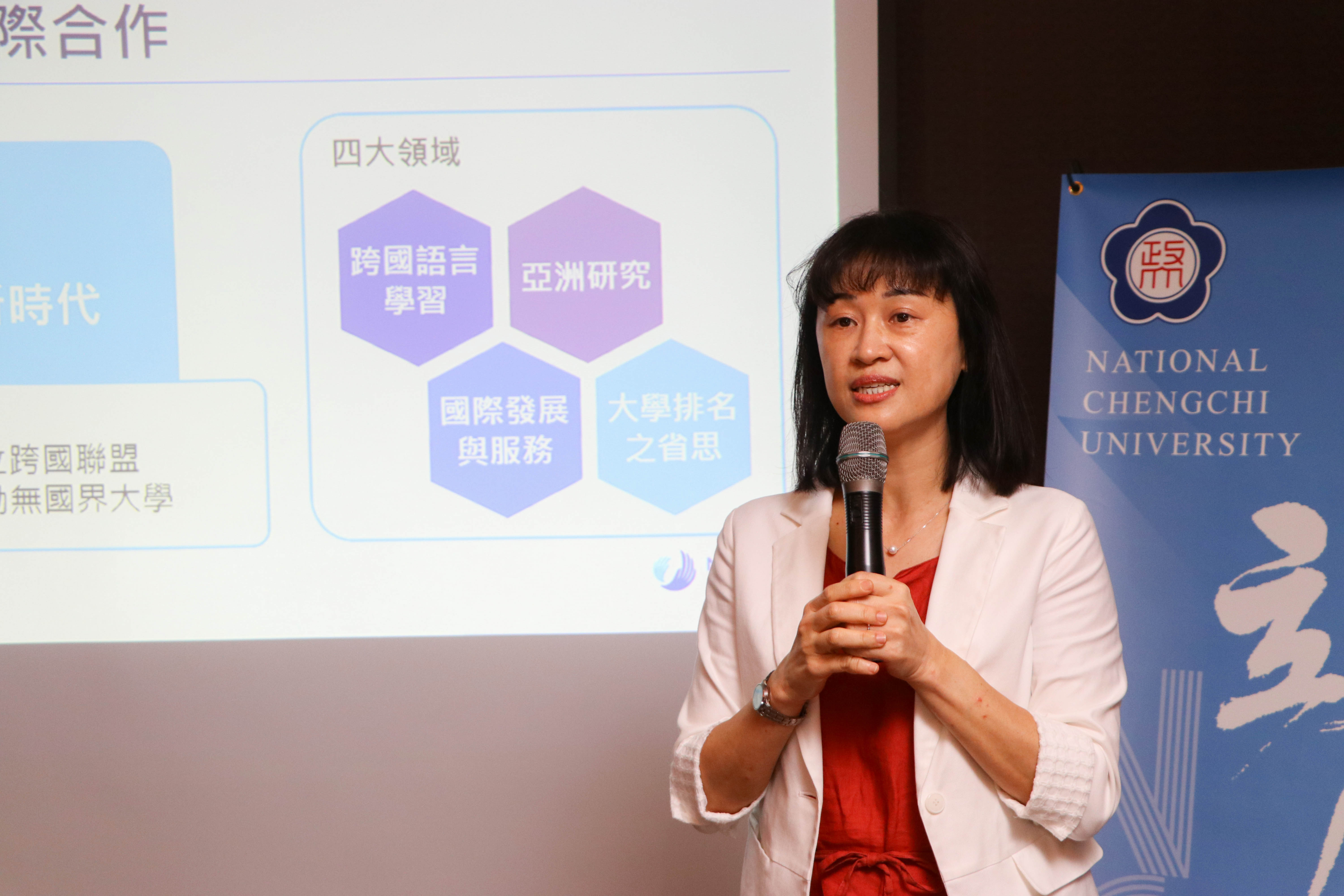 政大國合長林美香說明政大在疫情下的國際合作。(政大提供)