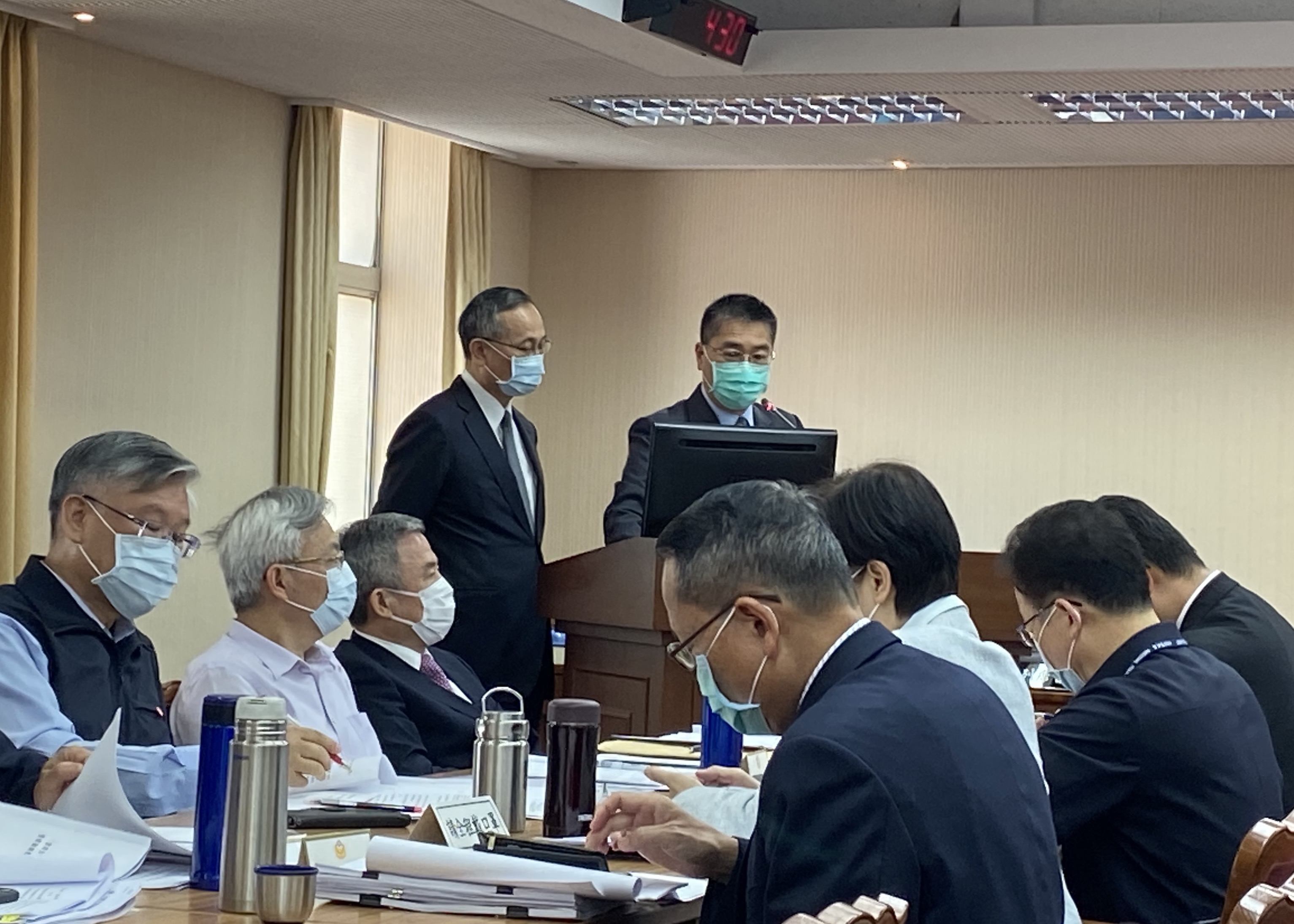 內政部長徐國勇(右)與警政署長陳家欽(左)22日赴立法院內政委員會備詢。(林詠青 攝)