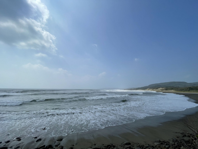 颱風舒力基外圍環流影響恆春半島，23日上午屏東滿州鄉佳樂水衝浪區浪高2層樓，恆春氣象站表示，恆春半島下午會有40%的降雨機率。（民眾提供） (圖：中央社)