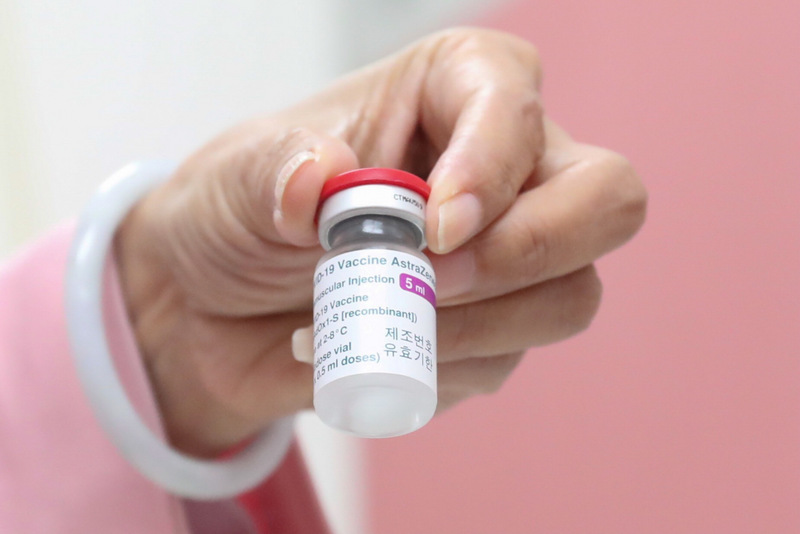 41萬劑AZ疫苗， 優先給專責醫院醫護與第一線防疫人員施打。(示意圖／中央社)