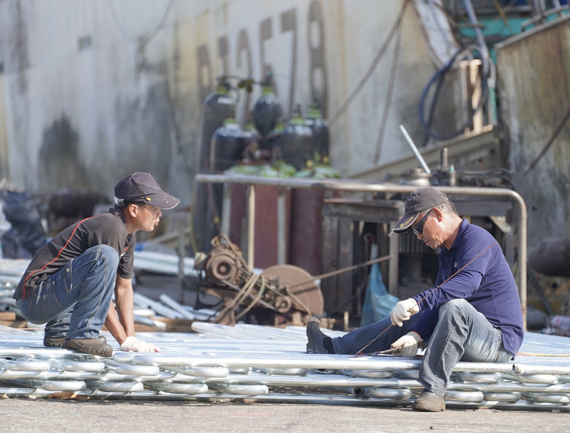 勞動部職安署近日公布去年勞檢年報，職災千人率為2.549，較2019年高，也是10年來首度攀升。圖為勞工辛勤工作情形。 (圖：中央社)