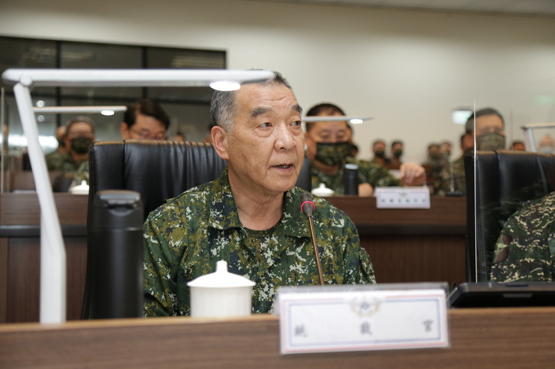 國軍漢光38號演習「圖上兵棋推演」16日正式展開。圖為去年的漢光37號電腦兵棋推演，國防部長邱國正（圖）進入衡山指揮所，勉勵各級單位戮力演訓。（資料照片／軍聞社提供）