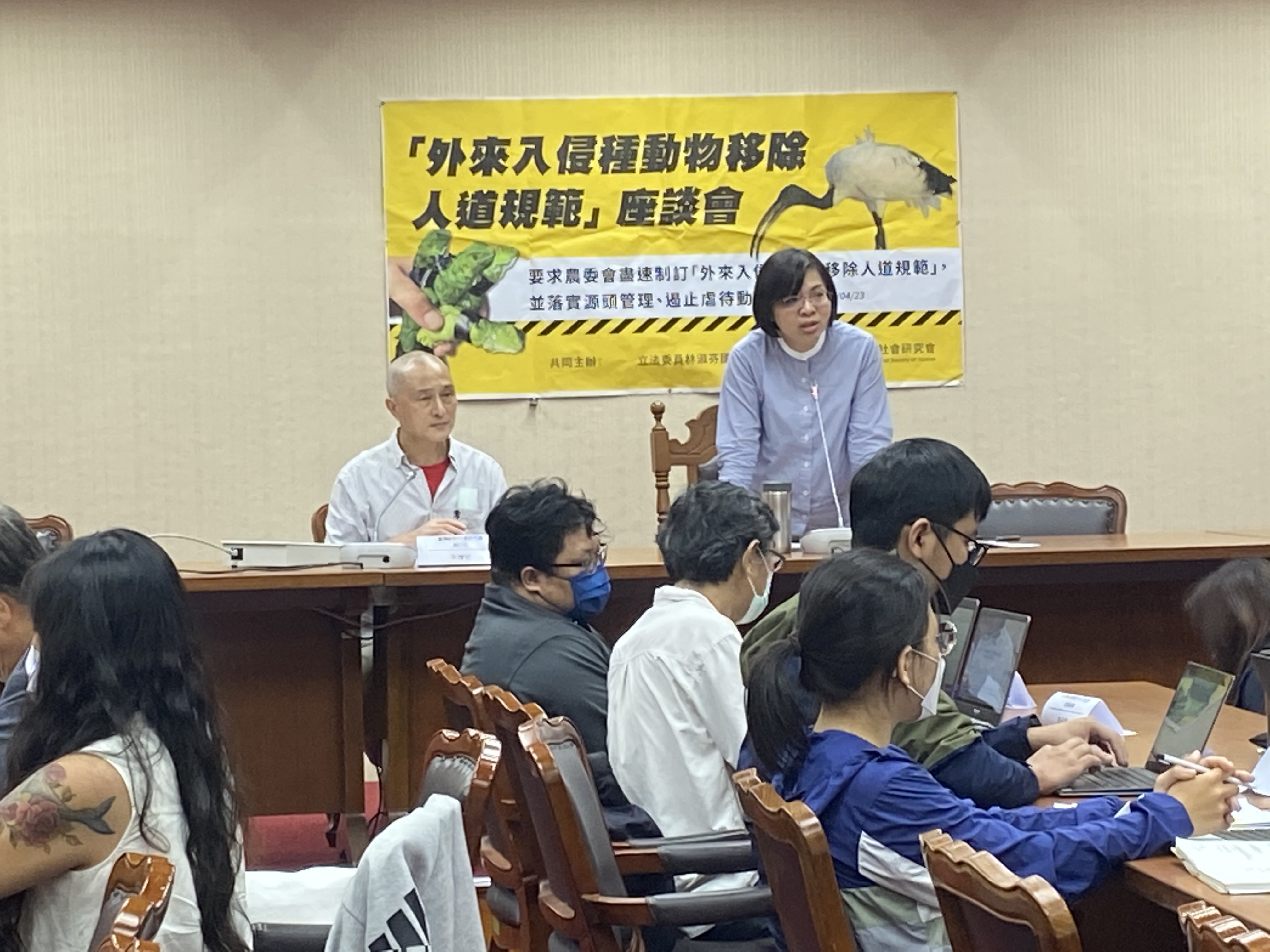 民進黨立委林淑芬(右)23日與台灣動物社會研究會共同舉辦座談會，探討外來入侵種動物移除人道規範。(林詠青 攝)