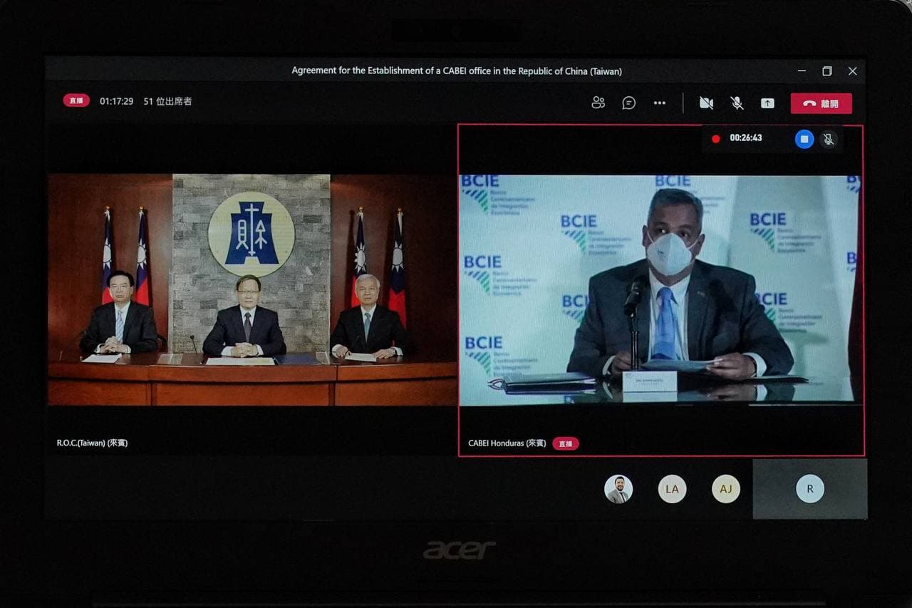 外交部23日與中美洲銀行（CABEI）視訊簽署協定，外交部長吳釗燮（左1）、財政部長蘇建榮（左2）、中央銀行總裁楊金龍（左3），及CABEI總裁Dante Mossi（右1）出席。 (圖:外交部)