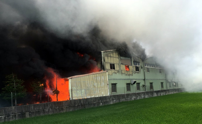 台灣口罩國家隊、嘉義縣唯一生產口罩的昭惠實業公司24日發生工廠大火，現場大量濃煙冒出，廠房陷入一片火海。（嘉義縣消防局提供） (圖：中央社)