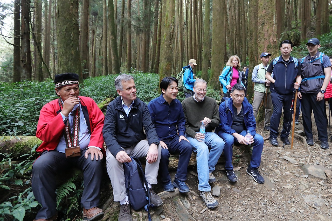 副總統賴清德24日邀請美國在台協會台北辦事處處長酈英傑(William Brent Christensen)及英國在台辦事處代表鄧元翰(John Dennis)等一起前往嘉義參訪阿里山特富野古道及達邦部落。(總統府提供)