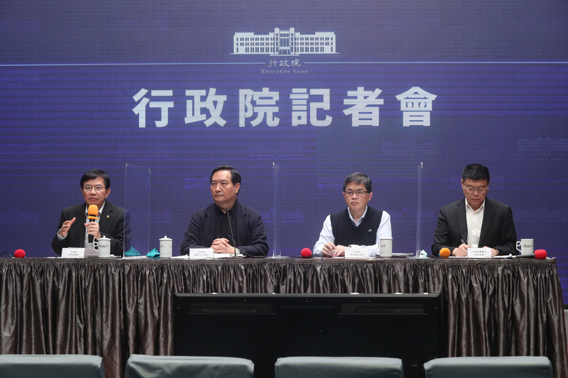 行政院25日召開記者會說明台鐵改革方案，由發言人羅秉成（左2）主持，行政院秘書長李孟諺（右2）、交通部長王國材（左）、台鐵局長杜微（右）出席。 (圖：中央社)