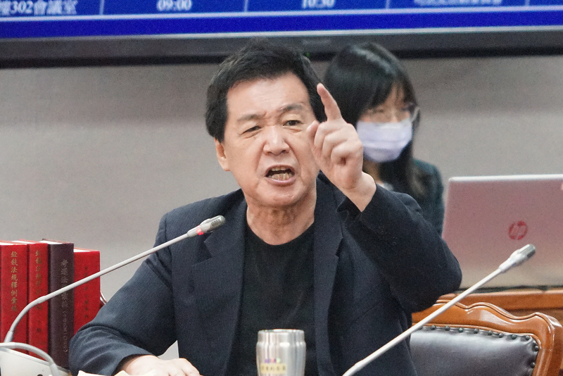 曹興誠批藍營 費鴻泰：郭台銘比你強1萬倍 (圖：中央社)