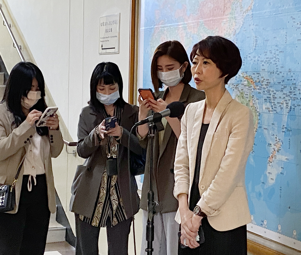 民進黨立委陳亭妃26日表示，她相信交通部長王國材進行台鐵改革的決心，也呼籲各界尊重。(林詠青 攝)