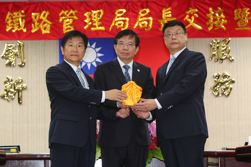 交通部台灣鐵路管理局局長交接暨宣誓典禮27日舉行，由交通部長王國材（中）監交，台鐵代理局長祁文中（左）將印信交給新任台鐵局長杜微（右）。 (圖：中央社)