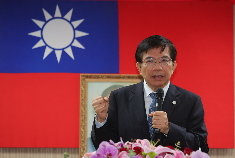 交通部長王國材27日上午主持台鐵局長交接典禮時表示，台鐵過去有光榮歷史，在企業化轉型時會維持員工原有權益，若經營有成，員工的福利一定會增加。 (圖：中央社)