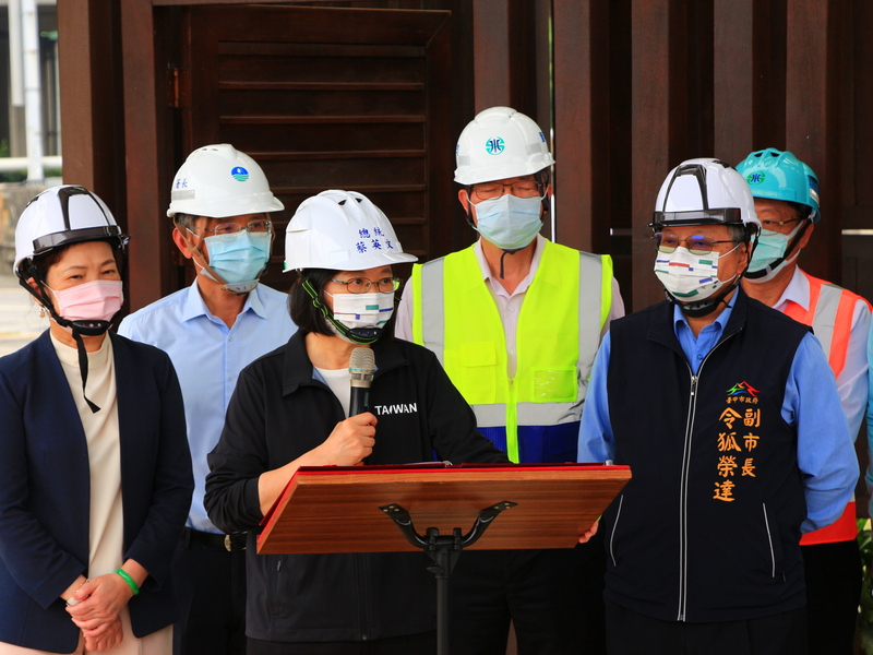 經濟部水利署及台灣自來水公司在台中推動「抗旱2.0計畫」，總統蔡英文（前中）27日到台中中央公園視察抗旱水井工程，呼籲國人配合政府的抗旱節水措施，一起落實節約用水。 (圖：中央社)
