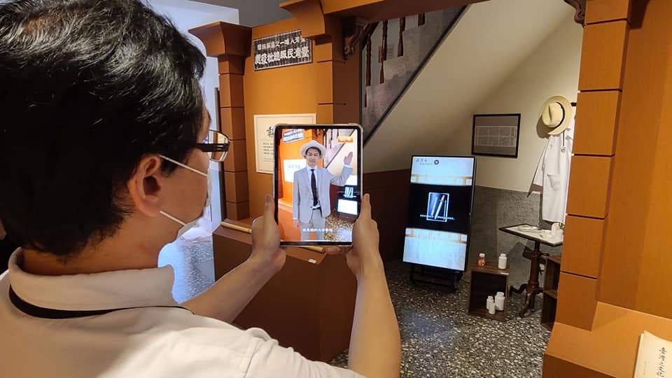 台北市文化局特別與文化內容策進院攜手製作「4DViews蔣渭水影片」，觀展民眾進入「渭水驛站」展場內，只要藉由平板電腦掃描現場實景，就可看到蔣渭水的曾孫蔣寶漳扮演的360度全立體蔣渭水影像，栩栩如生向參觀民眾訴說關於他的生命故事。(江昭倫攝)