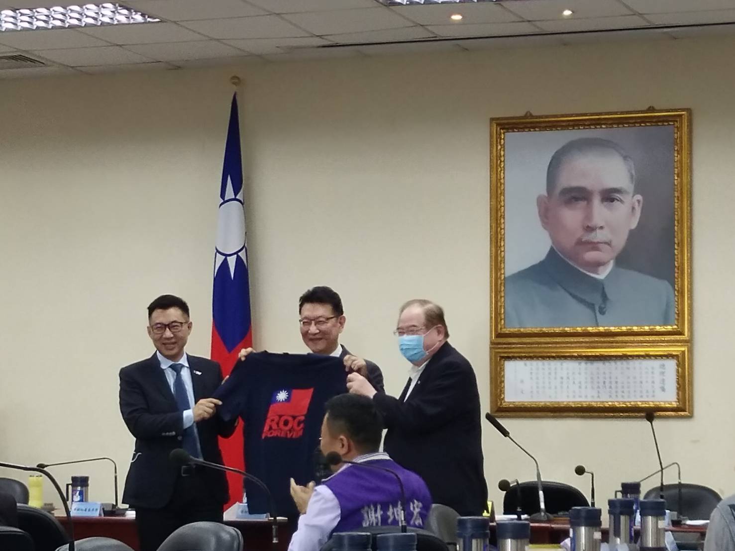 中廣董事長趙少康28日到中常會發表專題演講，國民黨主席江啟臣致贈趙少康國民黨潮T。(王韋婷攝)