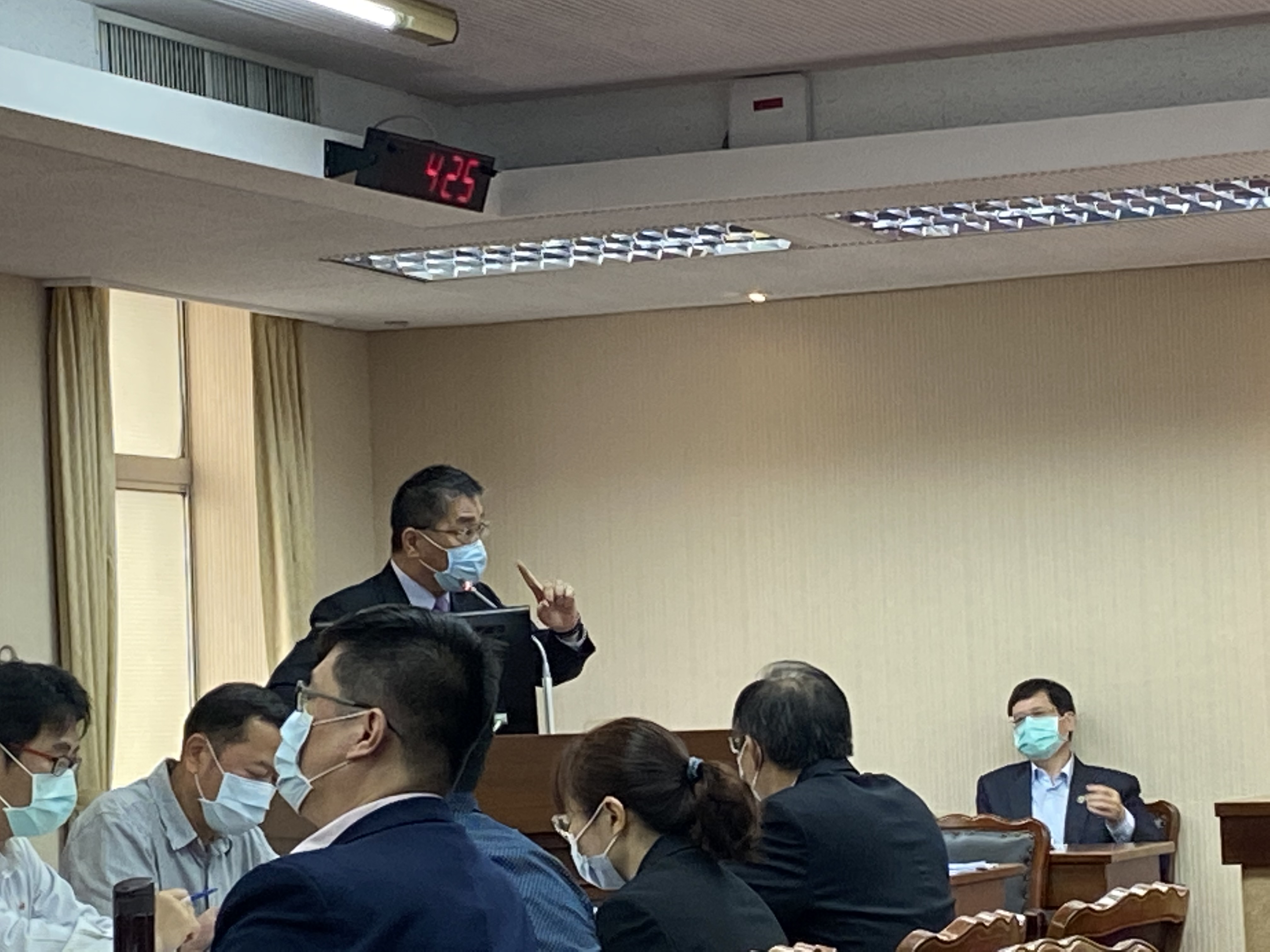 內政部長徐國勇28日赴立法院內政委員會備詢，朝野立委關切松山警分局醜聞。(林詠青 攝)