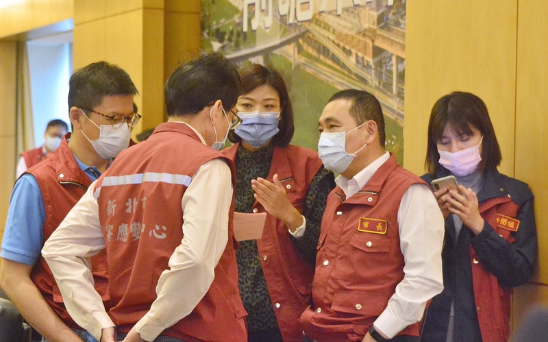 新北市長侯友宜（右2）28日在「因應嚴重特殊傳染性肺炎疫情第124次應變會議」後表示，華航機師染疫事件，盼望能與中央同步掌握疫情資訊；並善意提醒中央疫情調查時效要更迅速、擴大採檢對象且數量要充足。 (圖：中央社)