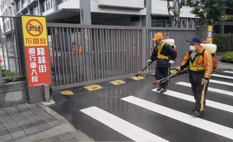 新北市政府表示，林口康橋學校有2名學生武漢肺炎相關篩檢陽性，環保局28日已派員前往校園周邊進行環境消毒作業。（新北市環保局提供） (圖：中央社)