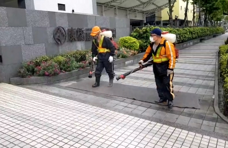 林口康橋學校有2名學生COVID-19相關篩檢陽性，新北市府緊急匡列接觸者共198人，1日晚間採檢結果出爐，全數為陰性。圖為新北市環保局日前展開校外環境消毒(資料照片/新北市府環保局提供） (圖：中央社)