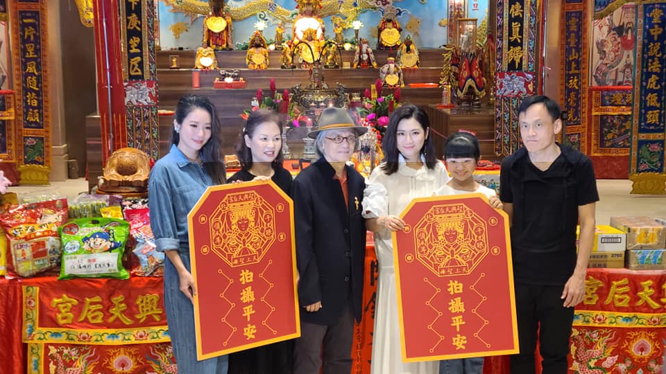 恐怖鬼片「頭七」28日舉行開鏡儀式，主要演員Selina與劇中飾演家人的陳以文、高宇蓁、鄧志鴻、赫容以及「小嘉玲」吳以涵一齊亮相。(江昭倫 攝)