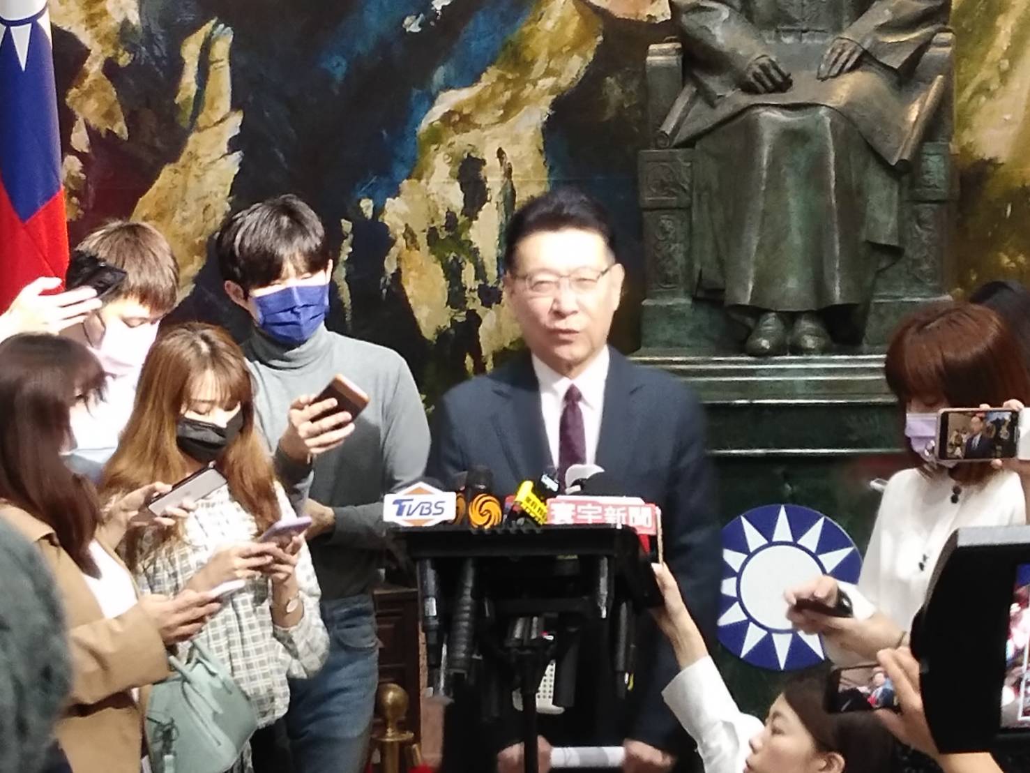 中廣董事長趙少康28日在國民黨中常會演講時宣布，不選國民黨主席。(王韋婷攝)