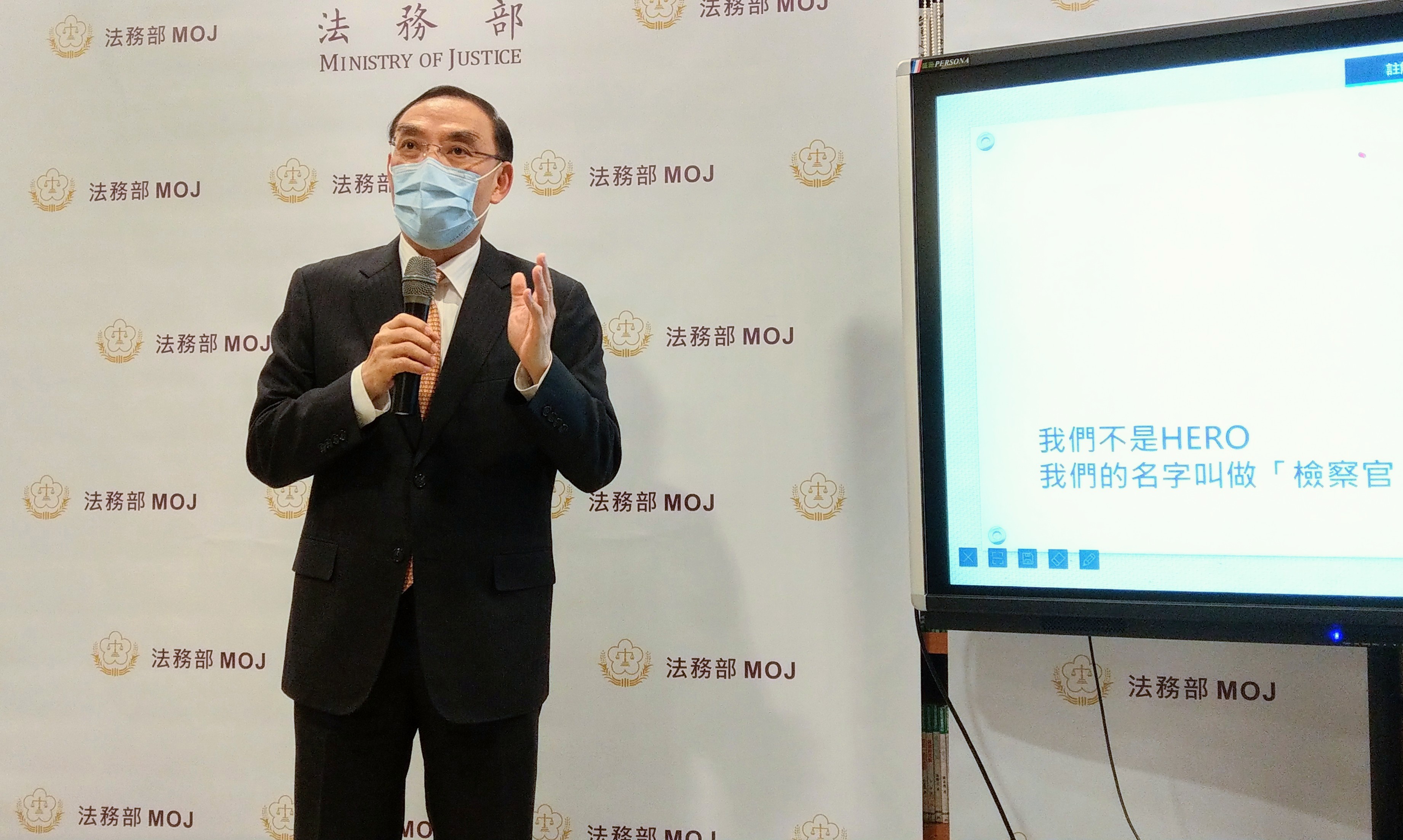 對於黑衣人闖派出所一案，法務部長蔡清祥28日表示，執法不應因人而異或有私心，北檢已分案偵辦。(歐陽夢萍 攝)