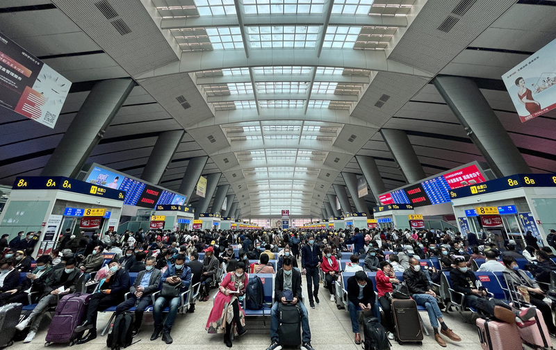 中國正值五一勞動連假期間。圖為北京南站大廳人潮資料照。(中新社提供/圖：中央社)