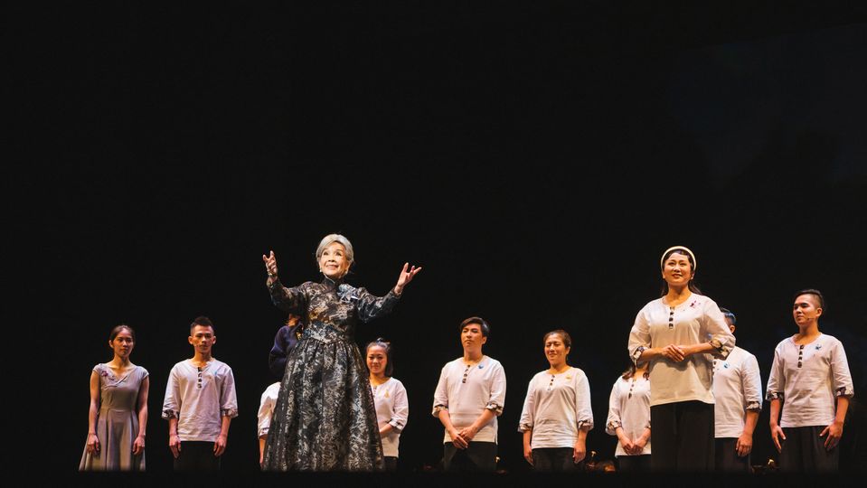 「凍水牡丹Ⅱ～灼灼其華」由歌仔戲人間國寶廖瓊枝(前左)帶領薪傳年輕新秀，展現人生傷痛淬鍊出的表演精華。(傳藝中心提供)
